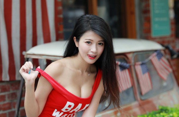 逗逼剧情网红女主播与大学男同学聚会被认出是色 情主播还是她的铁粉狂刷礼物为感谢车中搞完开房搞 潮 喷内 射对白刺激